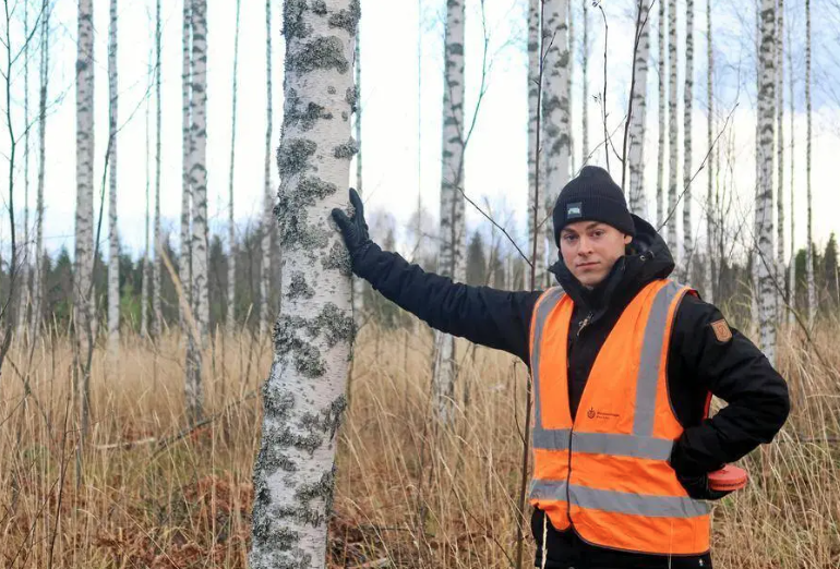 Punkaharjulainen Vuoden kymppi Panu Karhu, 29, viihtyy työssään – “Paras fiilis tulee, kun asiakkaat ovat tyytyväisiä”